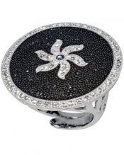 Anillo pavé negro Swarovski de plata bañada en rodio con una flor