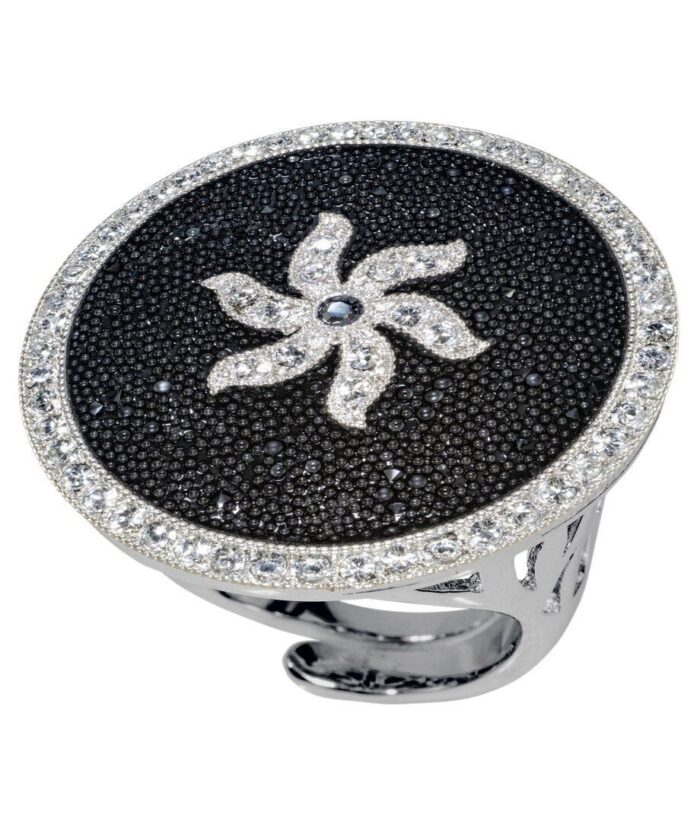 Anillo pavé negro Swarovski de plata bañada en rodio con una flor